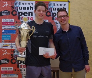 Raphael Kandra (li.) erhielt den Siegerpokal von Turnierorganisator Stefan Rodekurth