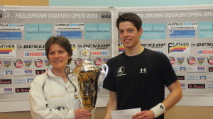 Kandra gewann 2013 zum ersten Mal die Heilbronn Squash Open, hier mit damaligen Siegerin Simone Götz