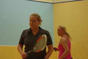 Nina Fichler machte bereits bei den Heilbronn Squash Open Bekanntschaft mit der deutschen Damen-Spitze! Hier in Person von Sharon Sinclair